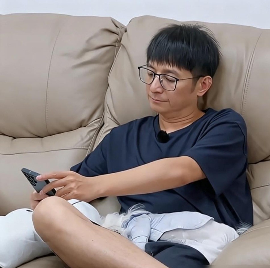 2013年，李维嘉坐在阿雅对面，承认和女朋友谈了快7年，计划当年完婚。李湘在旁边补了一句，他在同一个小区买了两套房，一套当婚房，一套给妈妈以后带孩子住。他没否认。那时候他37岁。
13年过去，2026年3月，他上了《初入职场·金融季》。张泉灵问他，遗产打算传给谁。他愣了将近二十秒，苦笑了一下，说爱传