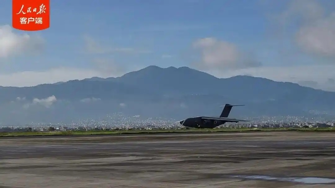 中国空军两架运-20大型运输机搭载1.32万件紧急救援物资今日飞抵尼泊尔，4名中国隧道救援专家随机抵达。#中国政府紧急救援物资运抵尼泊尔# 
两架运输机于北京时间30日清晨从成都双流国际机场起飞，于加德满都时间7时许先后抵达特里布万国际机场。
记者在现场看到，首架运输机降落后，工作人员随即展开物 ​