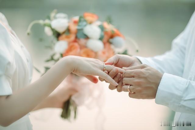 知名专家经过研究发现，原来城里的女光棍多，乡下的男光棍多。