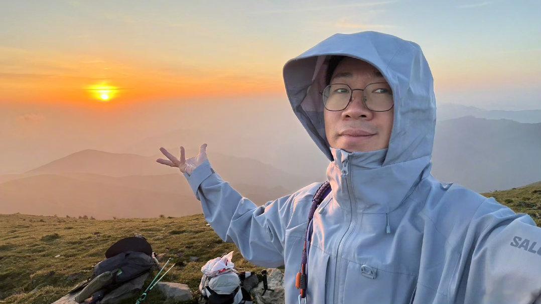 杨迪手绘李维嘉，五官潦草却精准抓住标志性长鼻，灵魂抓得死死的。似像非像...