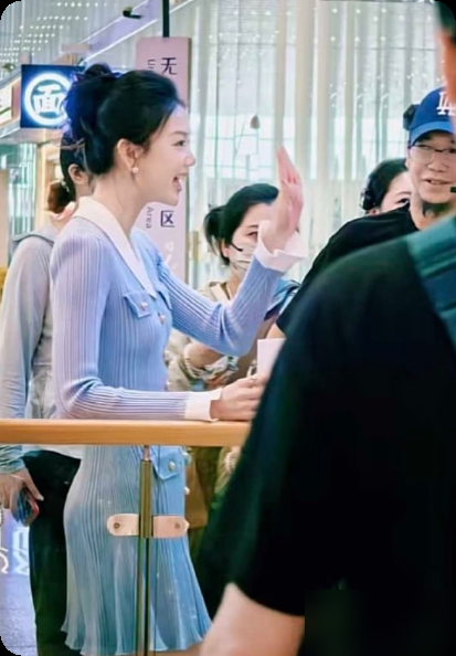 许嵩真娶了，新娘176，比他小14岁，还是他歌迷。
10月20日线下活动，冯禧被粉丝抓拍，白衬衫，高马尾，没浓妆，站那儿就是一股清流。评论区全在刷：这气质，许嵩赚了。
翻回去看，2022年《你好，星期六》上，冯禧当众说从小听许嵩歌长大。当时没人当真，以为就是粉丝见到偶像。结果没几个月，恋情被拍，