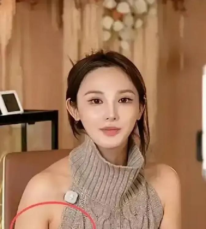 凌晨时分，彭小苒工作室的一纸道歉声明硬生生被顶上了热搜，起因不是什么原则性大瓜，而是一件侧漏的灰色挂脖毛衣在多机位直播里的“社死”瞬间，满屏弹幕都在喊着换衣服，好好一个靠演技积攒了路人缘的女演员，硬是被幕后团队的业余操作推到了走光的尴尬境地，看着真挺让人憋屈的

说起彭小苒，很多人的记忆估计还停留在