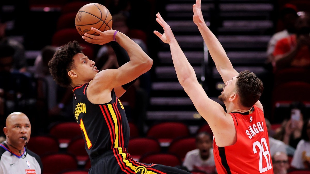 #NBA[超话]#不败之战伤病扰！火箭范弗利特、亚当斯轮休，谢泼德出战成疑

火箭与老鹰迎来不败对决，双方均有多名球员伤病待定。火箭范弗利特、亚当斯背靠背轮休，谢泼德左膝挫伤出战成疑。范弗利特伤愈归来两战16助零失误。

上一战申京、阿门·汤普森带队险胜马刺，阿门送出绝杀封盖。老鹰大胜黄蜂47分 ​