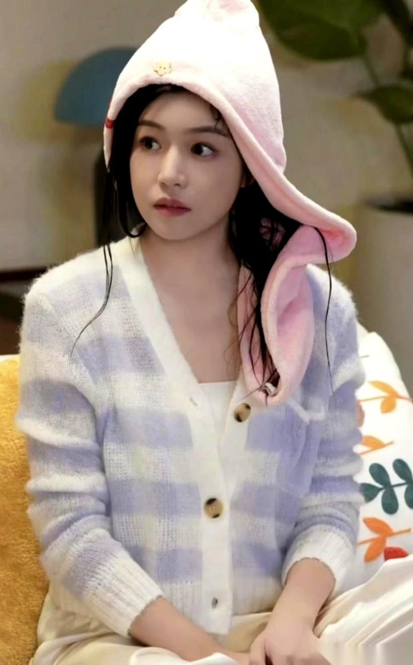 陈晓和陈妍希的婚姻瓜滚到今天，一段被网友扒出来的“三次心凉”时间线，彻底把那层体面的窗户纸捅破了。
这三个硬梆梆的细节摆在台面上，连旁观者看着都觉得有些扎眼。
第一道裂痕，卡在去年生日。
陈晓的账号准点弹出一张两人合照，评论区瞬间涌进大批粉丝的祝福。所有人的眼睛都盯着女方的动态。一小时，一天，两天过