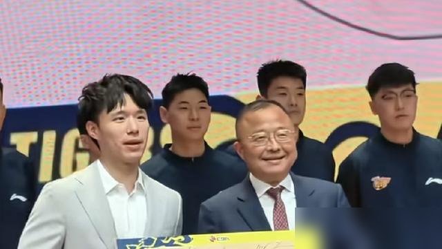 胡明轩顶薪留队，周鹏回来了，连地板都换了，广东宏远这次是真急眼了。
哈佛硕士陈浩峰接手，朱芳雨退居顾问，杜锋也不在场边吼了。38岁的塞尔维亚教练带队，队史头一回用外教。崔永熙、焦泊乔全弄来了，外援直接堆了四个。
结果季前赛连败，新帅说还在磨合。赞助商喊出冲四强，可业内私下算的账，是保八争四。