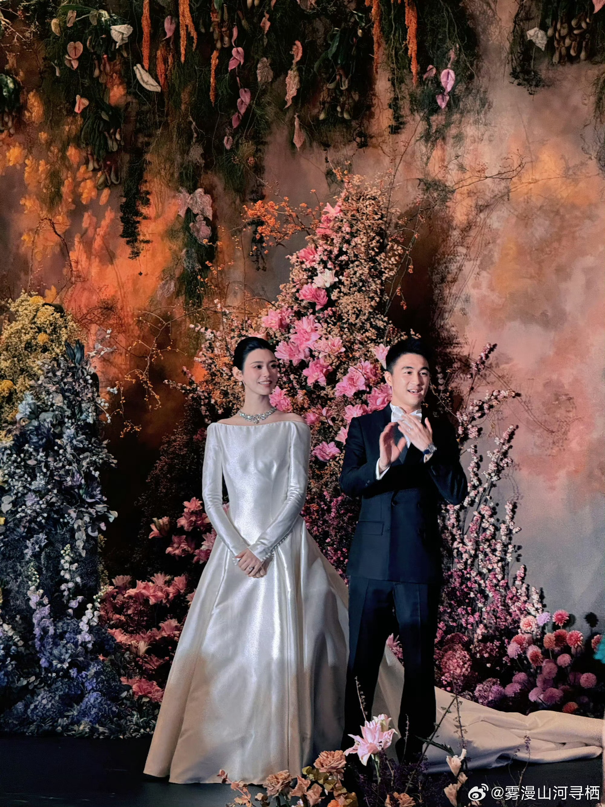 #何猷君奚梦瑶重穿婚礼西装婚纱#奚梦瑶何猷君在澳门举办婚礼答谢宴，再度穿上法国婚礼的那套主婚纱，只是摘掉头纱，换上了华丽珠宝，造型依旧很惊艳。

现场来了不少圈内好友，双方父母也一同上台致谢，整场宴会氛围感满满。一件婚纱，见证两场重要的人生时刻，浪漫又有纪念意义。

何猷君发言调侃自己 ​