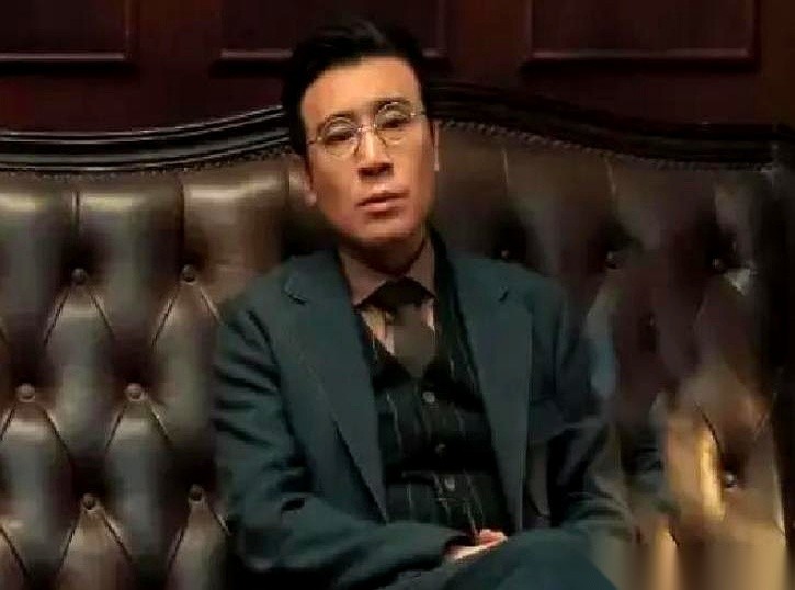 向来不在镜头前对同行指指点点的老戏骨李雪健，在一次访谈中突然破了例。
老爷子不仅破了例，还扔出了一句分量极重的话，直指男演员于和伟：“这人骨子里坏得很，适合演阴险角色。”
前一秒，现场的氛围还一团和气。这话一出，台下的人背脊不自觉地挺直了。毕竟，从演《渴望》里的宋大成到《水浒传》里的宋江，李雪健在圈