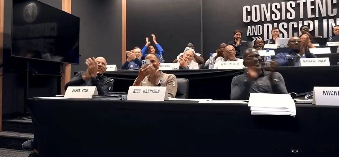 哈里森笑了  2025年选秀大会，独行侠用状元签选中了“美国之子”弗拉...