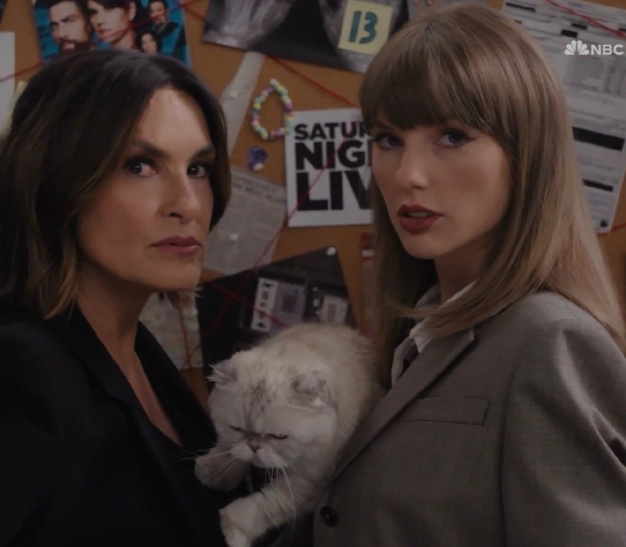 小品女王👸 
泰勒·斯威夫特Taylor Swift 和 Mariska Hargitay艾美奖上出演《法律与秩序：特殊受害者》小品。 ​