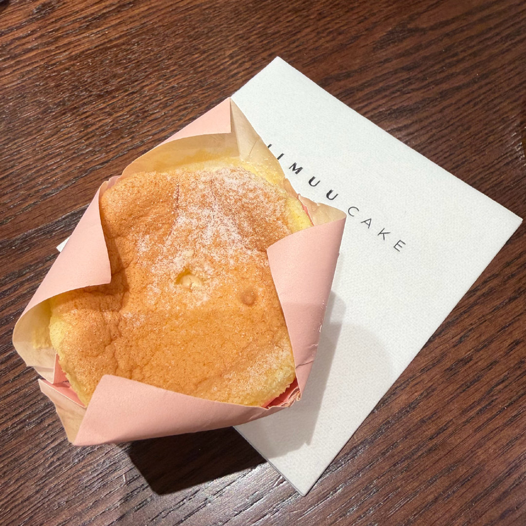 解放公园有一家咖啡店，花屿森活艺术馆，走进去整个人都被治愈了，尽管iPhone 拍照非常垃圾，绿意难掩，它们向我吐纳生命力，重获新鲜。 ​