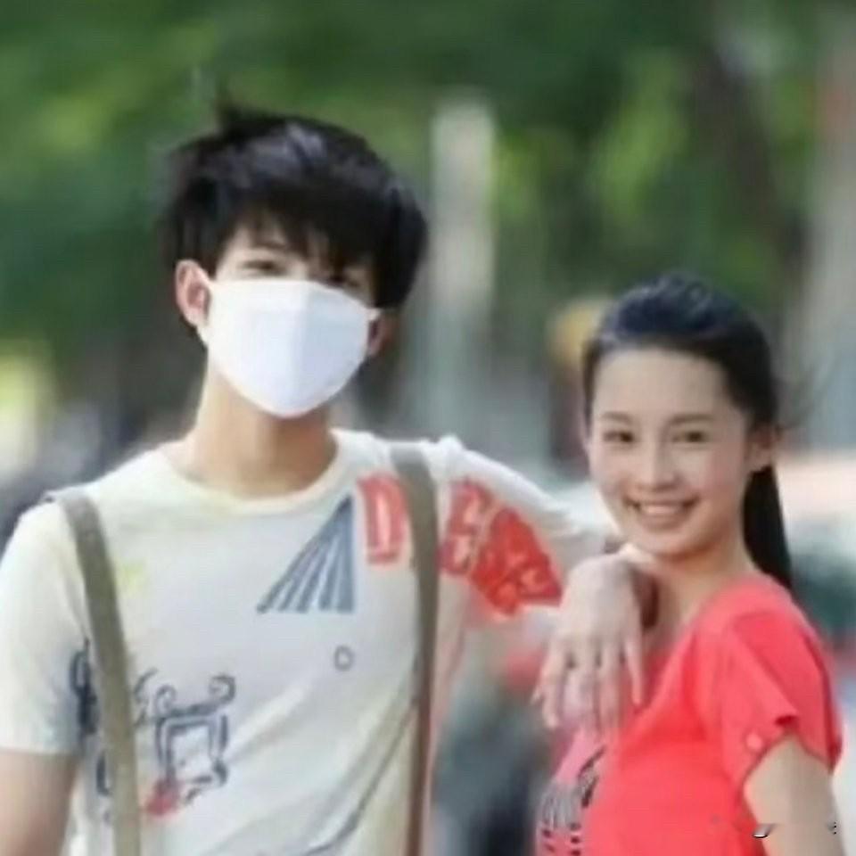 原来还有人不知道他们两个谈过吗？
两个优秀的人走到一起也不奇怪。两人2008年因为李少红版《新红楼梦》认识，就是拍戏集训认识，杨洋演成年宝玉，李沁演少年宝钗，年纪都很小，剧组朝夕相处，少年时期关系很好。很多旧互动被大家反复考古，变成内娱很火的意难平CP。只是不知道现在关系怎么样了...