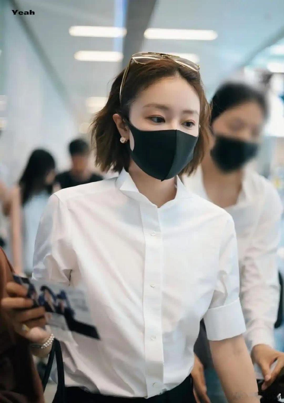 高叶机场这身太绝了！白衬衫也能穿出高级松弛感 ​