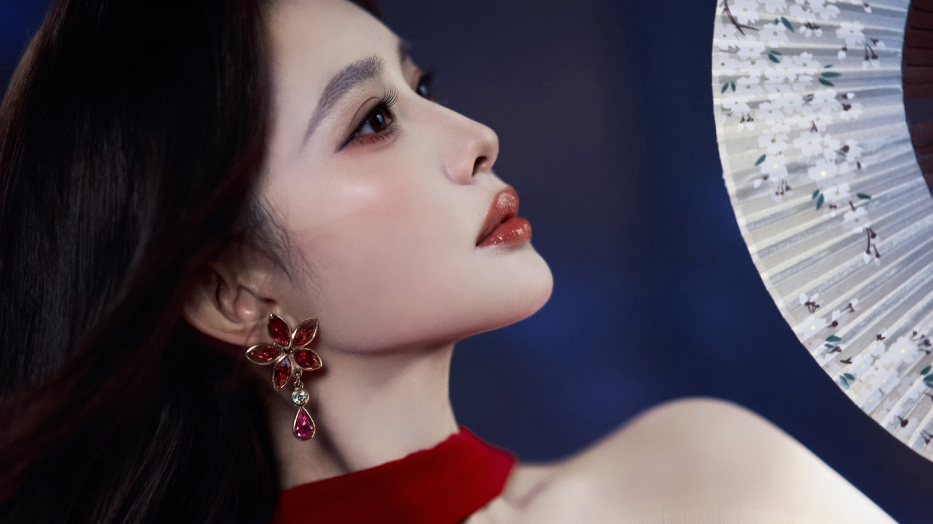 #孟子义[超话]#  👑 #孟子义为你撑摇# 
寒枝疏影，一抹红裙隐，且将浮事斟酒饮尽。暮晚摇于暗香中心念流转，已有谋定。
#孟子义暮晚摇# #尚公主#

化妆：发型：造型：摄影：​