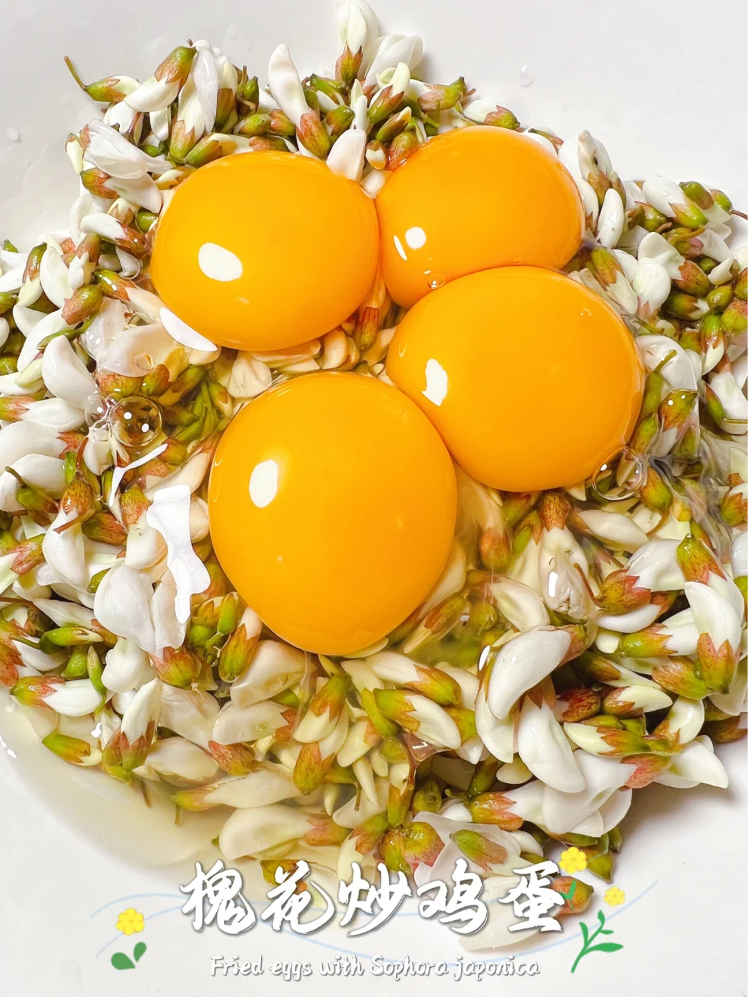 槐花炒鸡蛋，槐花和鸡蛋的清香混合成的美味