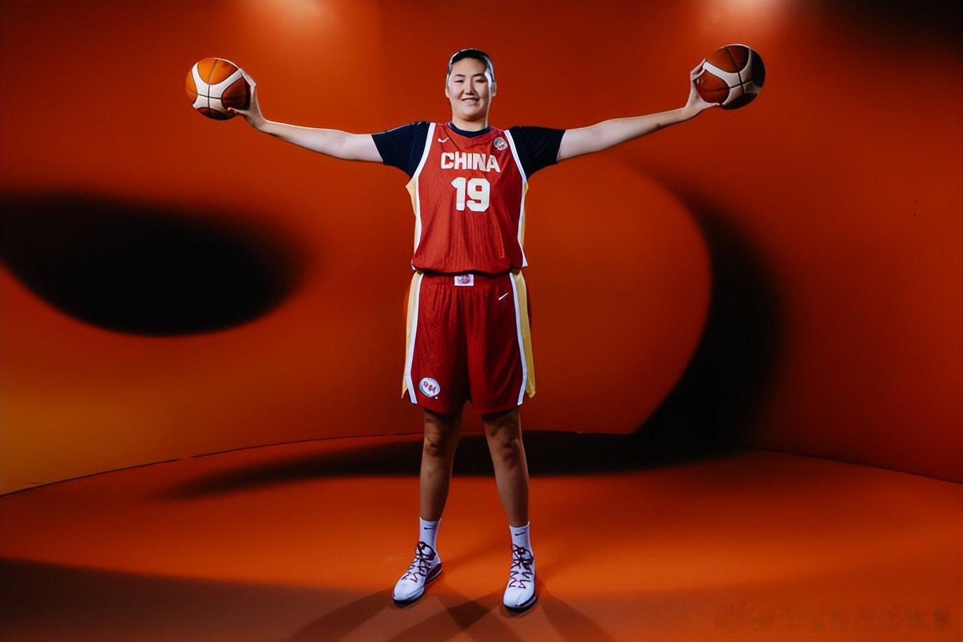 #张子宇世界杯首秀#张子宇是本届女篮世界杯身高最高的球员。 根据FIBA官方公布的数据，她的身高为2米23，也有说她的身高是2米26的。#中国女篮vs美国女篮##中国女篮[超话]# ​