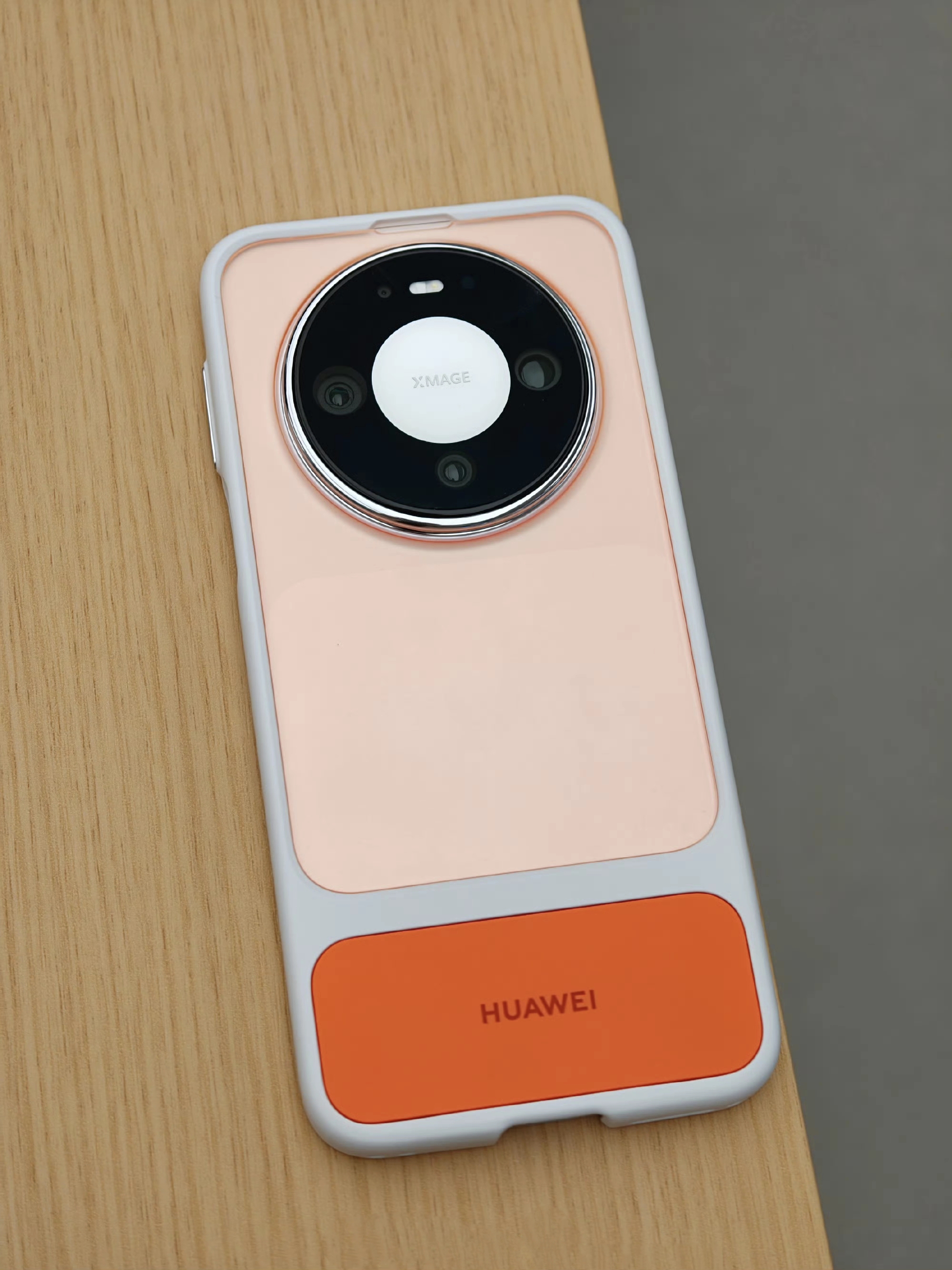 华为Mate90系列明天发布，猜猜价格吧：

Mate90是6600mAh电池+66W(100W)快充，50Mp可变光圈高动态大底主摄，50Mp聚光长焦，麒麟9030；

Mate90 Pro是双层OLED，最高12000nits，麒麟9035，50Mp潜望镜支持5cm长焦微距；

Mate90 P