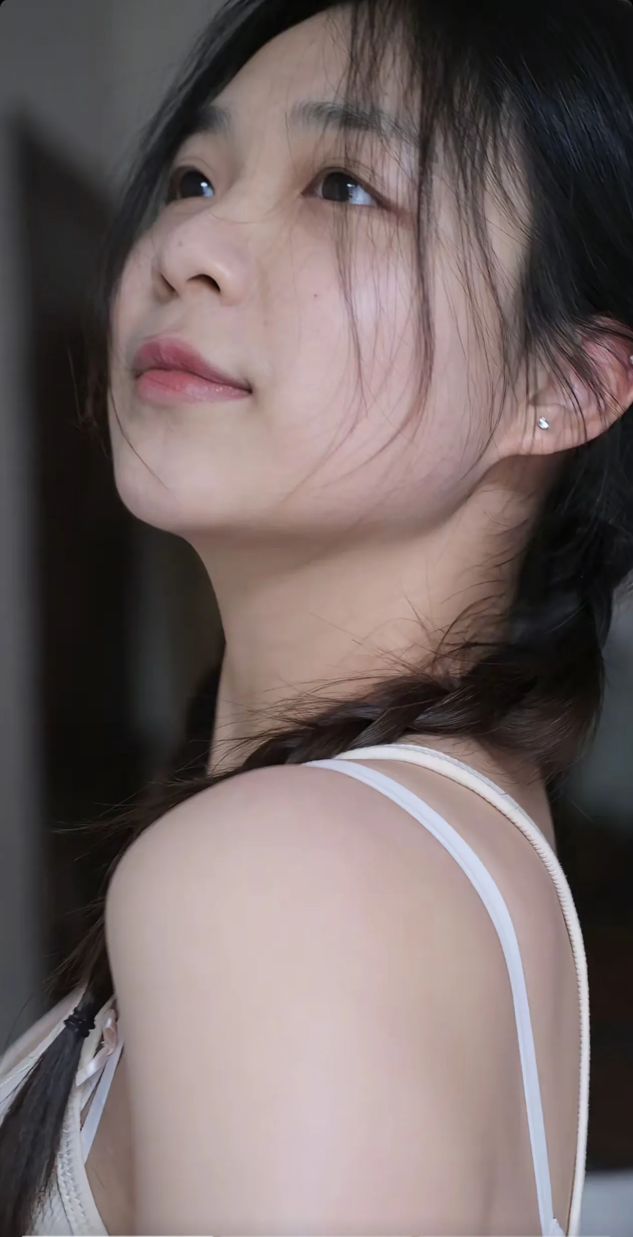 白色吊带麻花辫小姐姐＃。😉