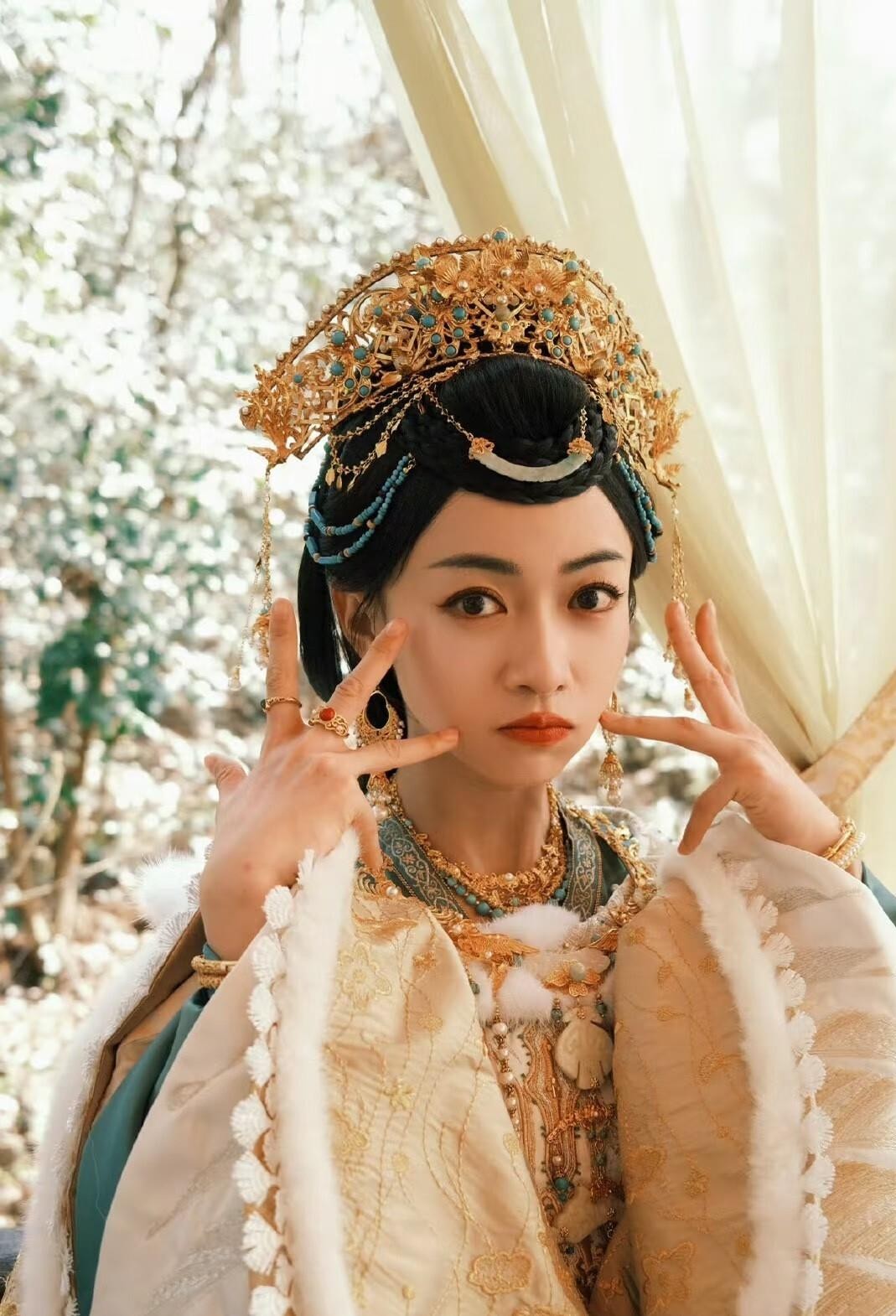 片方一纸声明，把“丁禹兮吴谨言主演《兰香如故》”的传闻按了下去。 再回头看，这场换角反倒成了妙笔。 吴谨言骨子里带风，适合一路开挂、痛快出气的大女主；谭松韵往那一站，就是烟火日子里熬出来的普通人，受得住委屈，也等得起细水长流。 林锦岐若交给丁禹兮，到底嫩了些，撑不起那份深不见底；刘学义恰好，一双杏眼