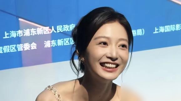 冯琳被拍到恋爱，评论区却都在刷孙乐言。俩人一个寝室出来的，现在路子彻底岔开了。
孙乐言在体制内，按标准件打磨，稳。冯琳呢，入职东方卫视两年，直接杀去当制片人，搞了个《琳距离》，自己扛项目。
八一晚会她拿第一支麦，控全场节奏。转头又跟傅冬暖聊行业，说大实话：现在就是没节目。然后自己造节目。
加班