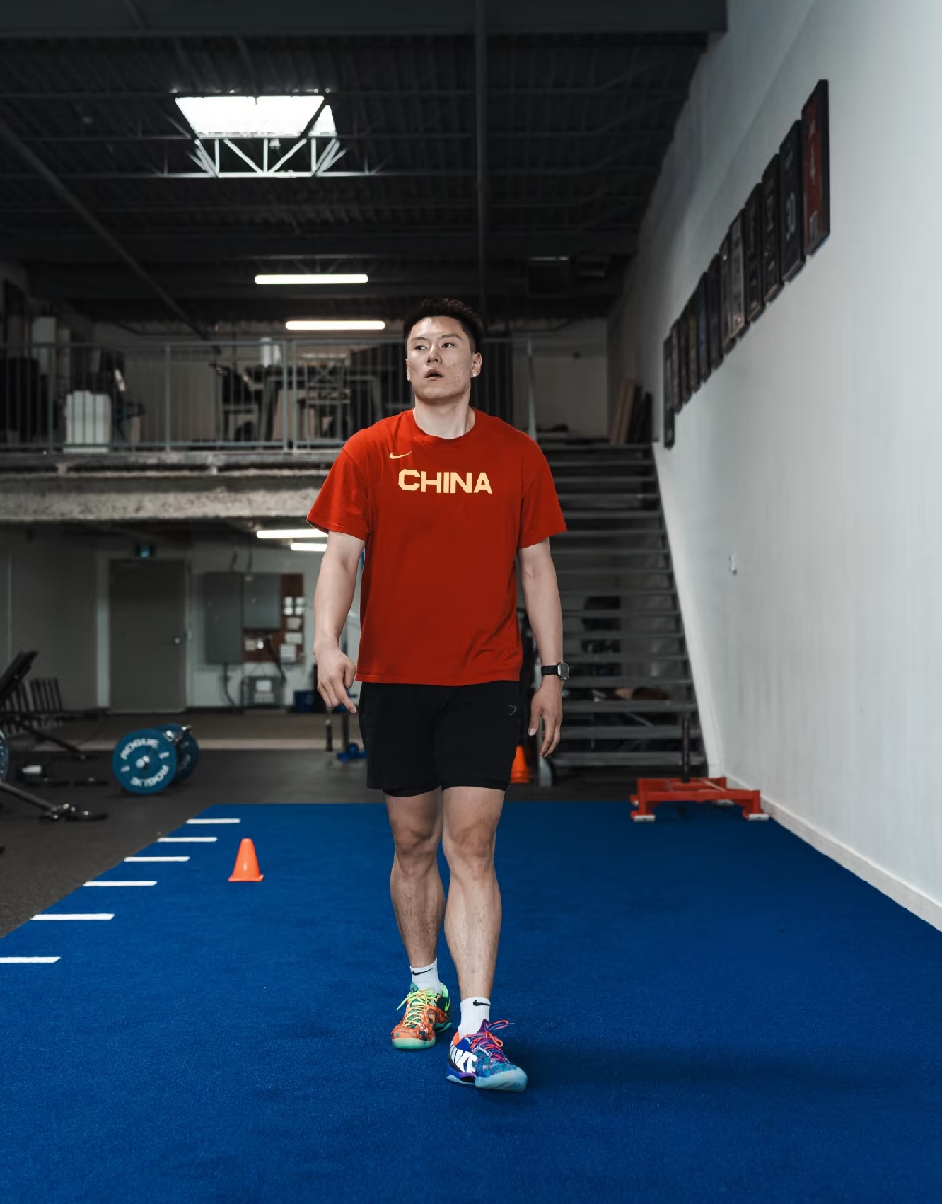 真男人！李弘权带伤主动请战，男篮这股血性太圈粉
 
这才是中国男篮该有的样子！
 
今晚中日半决赛，球队锋线遭遇严重人荒。朱俊龙彻底报销，赵嘉义全程缺阵，能用的锋线寥寥无几，轮换压力直接拉满。
 
所有人都知道，现在球队最缺人、最缺硬度。

原本就不充裕的锋线轮换，直接少了两大主力，整条侧翼轮换捉襟