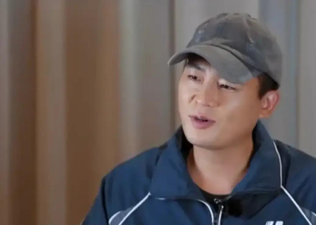 导演问欧豪：“你觉得李乃文和胡军谁更靠谱一点？”欧豪：“都挺不靠谱的，他们俩这个年纪在外面找不到助理的工作，没人会用他们，反正他们要是不靠谱上午我就给他们辞了。”

三人此前在《北上》剧组合作过，戏里是父子两代人，戏外早已熟到可以互相拆台。

这话换个人说，多少有点冒犯，欧豪说出来，却像是熟人之间顺