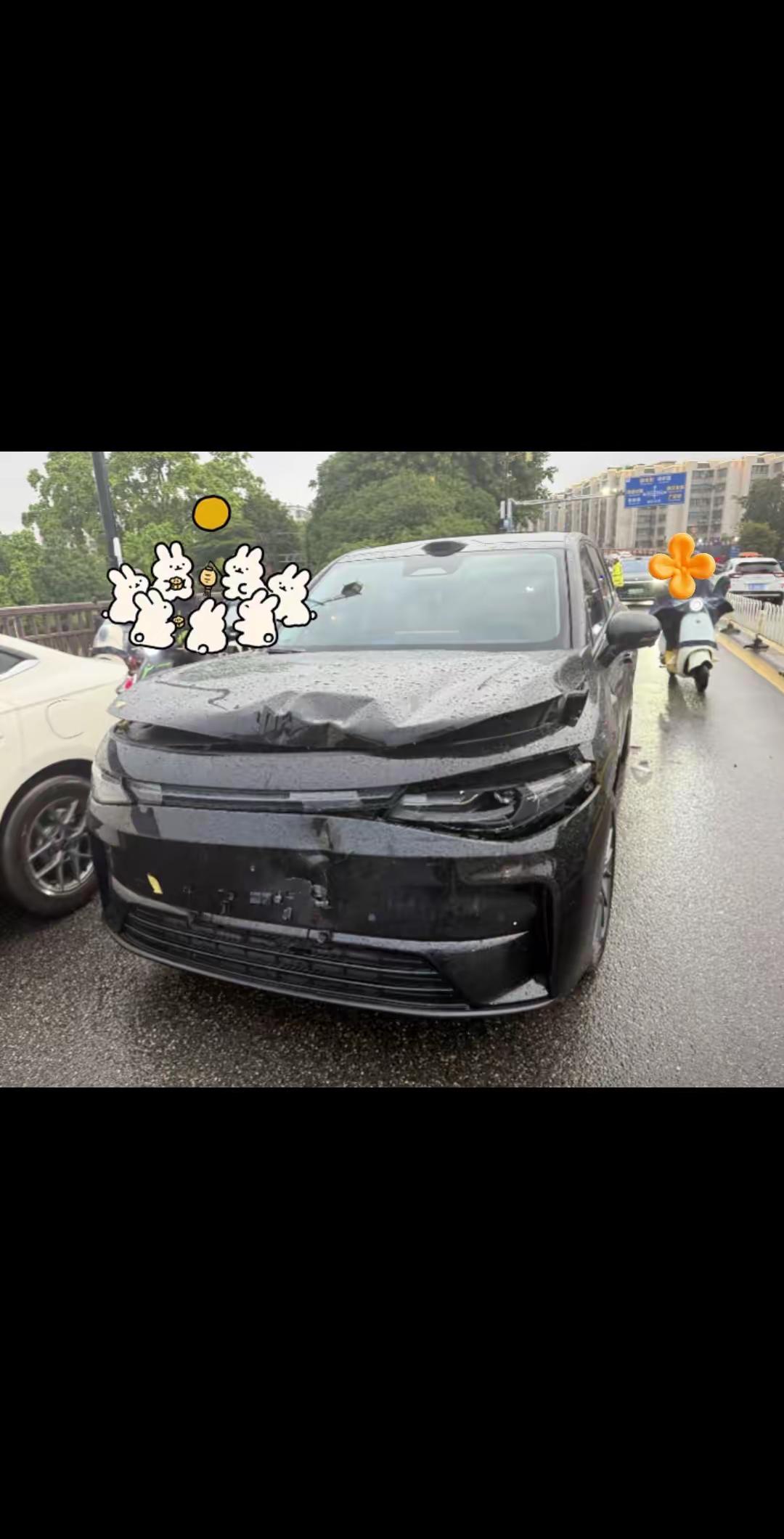 一起坐车出门吃中秋饭，结果路上前面急刹，给撞了，把前脸撞这样了，真是恼火，这得修多少啊？零跑 零跑汽车 零跑c16 零跑c01