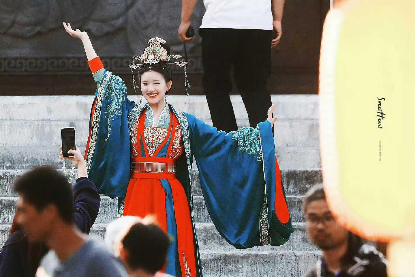 #赵露思[超话]# zls#赵露思国子监来了个女弟子# zls#赵露思桑祈# 
古装美人出街啦👑
红裙配孔雀蓝广袖华服，头戴精致金冠，站在石阶上舒展双臂，笑眼弯弯，明艳又大气，古装造型太绝了！ ​