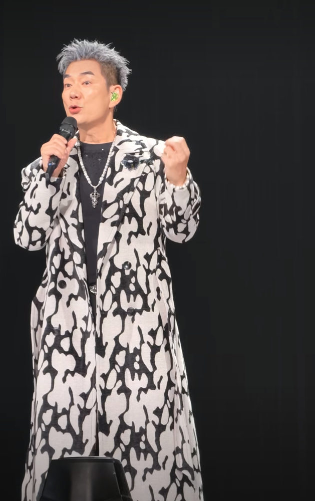 纵横乐坛近三十年的任贤齐，竟然当众承认自己被一个晚辈搞得有压力了。
9月20日的大湾区晚会上，刘宇宁全开麦翻唱了那首《花太香》。
要知道，这是这首歌发行25年来首次授权翻唱，结果全网播放量直接破千万。
到了9月25日太原演唱会，任贤齐当着万千歌迷的面主动抛梗，一口一个可爱的弟弟，笑称刘宇宁唱完