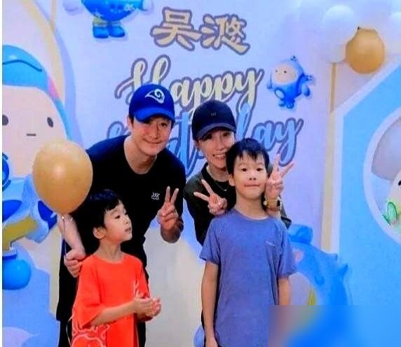 吴京儿子才8岁，就敢举着电话手表给女明星拍照，还指挥人家摆姿势。
谢楠晒出来的探班照，拍的是曾沛慈和唐艺昕。镜头角度刁钻，俩女明星笑得前仰后合，一看就不是被大人安排的。这小子在片场满场飞，见谁聊谁，谢楠自己都管他叫“社牛”。
有意思的是他爹。吴京荧幕上揍遍天下，私底下闷葫芦一个，采访能三个字答完
