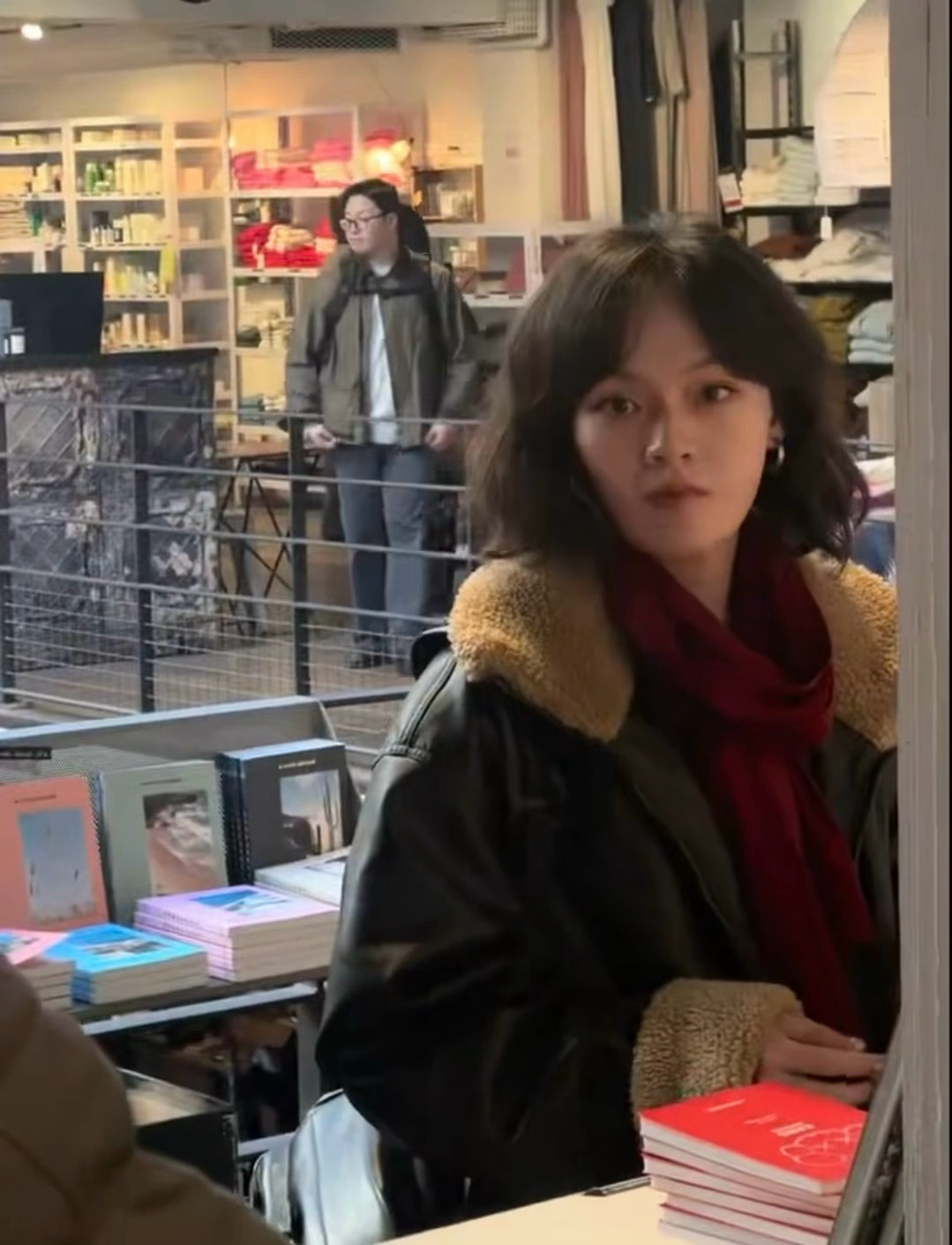 有网友在巴黎偶遇文淇，在街头音乐的衬托下，她跟路人下腰转圈，跳得随意又投入。围观的人越来越多，她也不怯场，开心的像个孩子一样。

在异国街头敢这么松弛地跳舞，需要的不是舞技，是没把自己当明星的随性。荧幕上的文淇常是冷峻的、文艺的，这一面反而挺稀有的。

会演戏的人很多，敢在街头撒欢的很少。卸下那层角