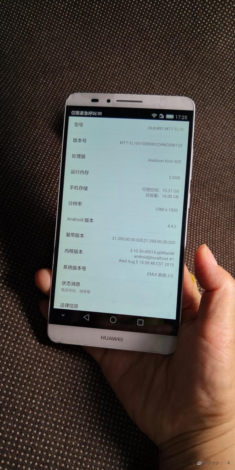 华为Mate90支持四卡三待。

 
当华为Mate90系列新品正式亮相，业界首发的“四卡三待”功能，瞬间戳中无数普通人心底最真实的使用需求。这项2实体SIM卡+2张eSIM、可同时保持3个号码在线的创新通信方案，不只是冰冷的技术参数，更是华为扎根用户生活，历经漫长蛰伏之后，交出的一份充满温度的答卷