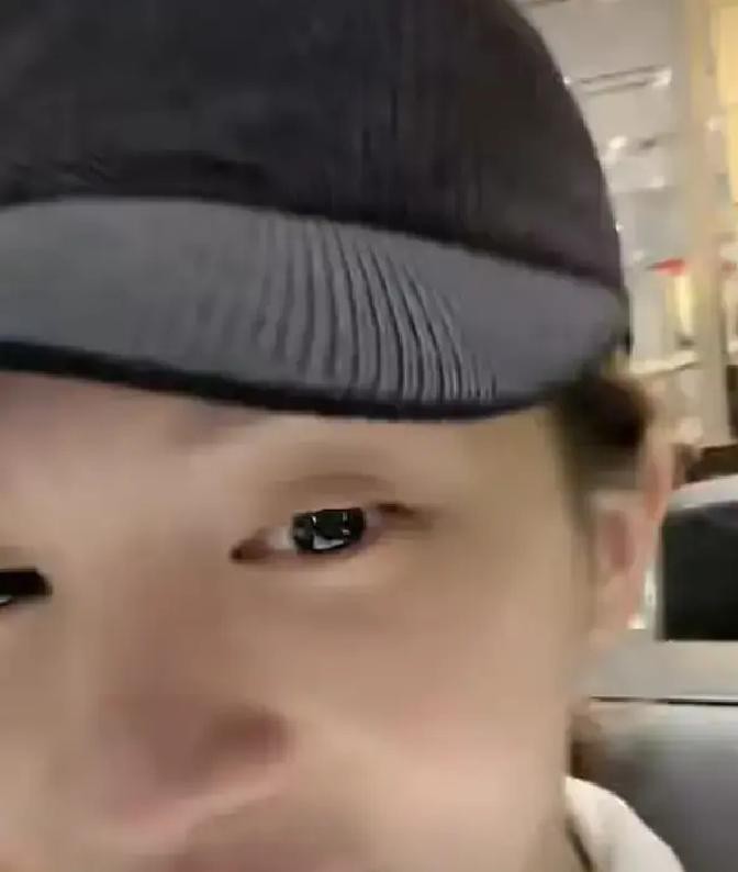 全身糊满牛奶蜂蜜，光溜溜地在澡堂子里夺路而逃

这真不是段子，而是金晨在东北搓澡的亲身经历

刚加奶加蜜搓到一半，旁边路人嘀咕了一句这不金晨吗

她赶紧抓起面膜呼脸上，翻身就跑

本以为能溜走，洗完一抬头差点崩溃

十来个阿姨齐刷刷排成一排，拉着大弓步专程等着看她

大明星只能捂着脸，光着身子再跑一