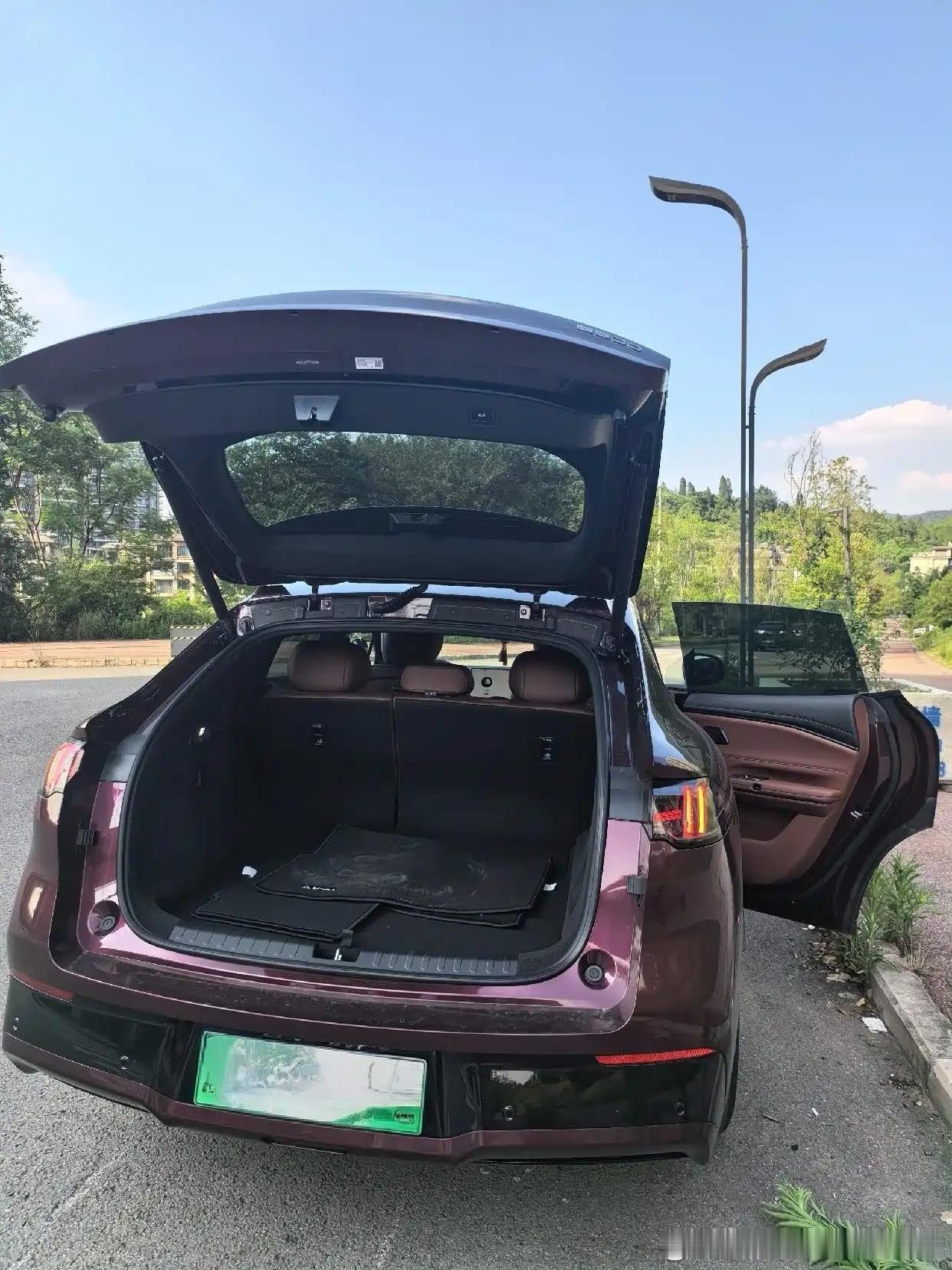 暑假结束，闹钟准时响起，正式迎来神兽归笼的开学季。作为家长，又开启了忙碌循环，每日接送孩子上下学，奔波各个兴趣班，有空就带着孩子出门散心短途游玩，而我的昊铂S600，就是陪伴我们家的可靠出行搭档，一路见证孩子的点滴成长。
放学接完孩子，我们常常不直接回家，顺路拐去附近公园走走。孩子背 ​