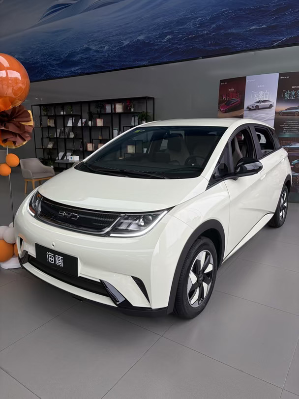 谁懂啊！十万级纯电家用小车，海豚真的很能打🚗
	
奶呼呼云雾白外观，线条圆润流畅
两厢车身，城市通勤穿梭、侧方停车都很轻松
颜值耐看，不管是女生代步还是家用都合适
	
内饰是高级米黑撞色，质感拉满💛
悬浮大屏+旋转出风口，科技感十足
座椅菱形打孔，坐上去柔软包裹感很好
座舱整体简约清爽，没有多余花哨设计
	
预算十万左右，想要一台好开靠谱的纯电小车
海豚可以来店里实地感受一下！
想了解落地价的宝子，评论扣1📩
#比亚迪海豚 #海豚 #十万级纯电轿车 #家用代步电车 #武汉买车 #比亚迪海洋网 #女生代步车 #武汉比亚迪