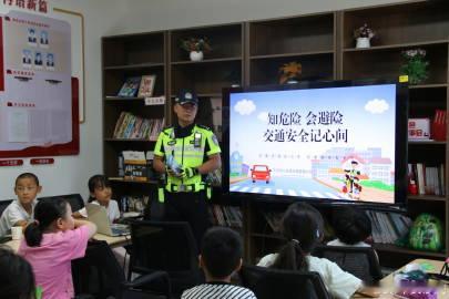 炎炎夏日，热浪翻滚。随着三伏天的到来，气温持续攀升，群众纳凉、出行、用...