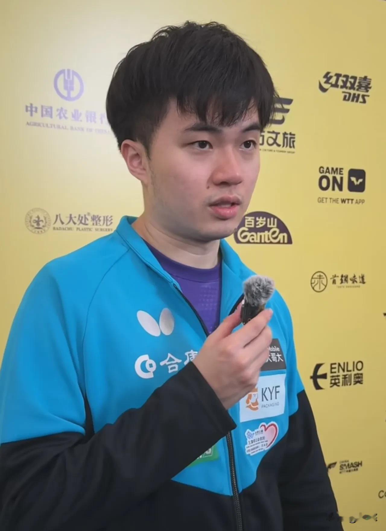 为林昀儒点赞，刚刚台林在中国大满贯4比3赢下雨果成功晋级男单决赛后接受采访，一条日本记者用英语对台林进行提问，英语很好的台林第一句就是“我讲中文。”然后才开始回答记者的问题，暂且不提台林今天赛场上发挥的多么出色，就是“我讲中文”这四个字台林就狠狠的圈粉，值得大大的赞，台林还是没被日本记者带沟里，我们