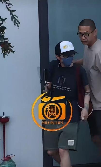 李嫣同窦靖童宋妍霏聚会，身着吊带瘦得如同纸片人，步态神态神似王菲！20岁气质清冷蜕变，大理过完生日回京，三人私下碰面引诸多猜想！ ​