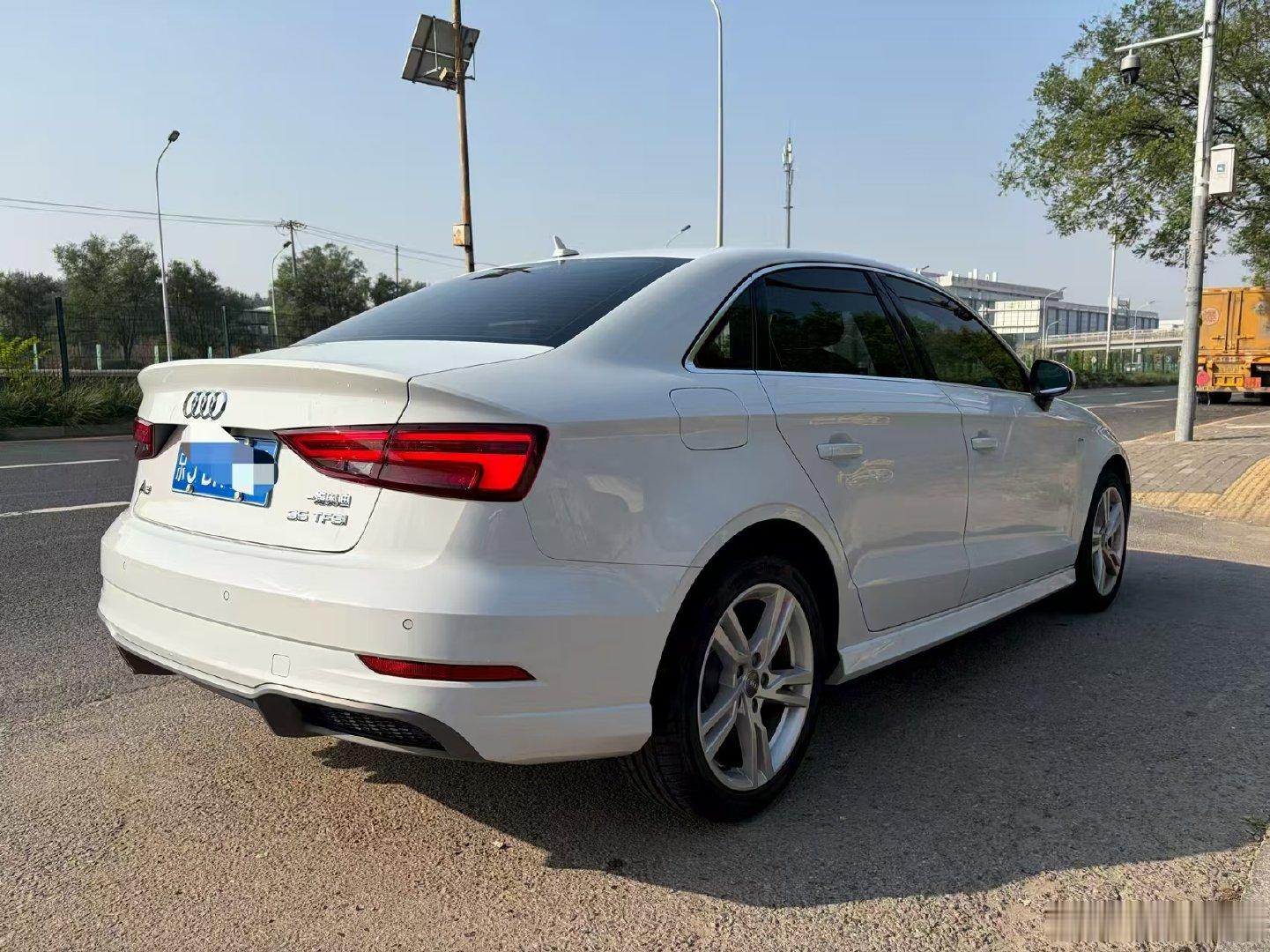 2018年10月 奥迪A3 35TFSI时尚
个人一手车 全车原版 5块喷漆 
1万公里实表 三方S 批发 批发 价格5万多 ​