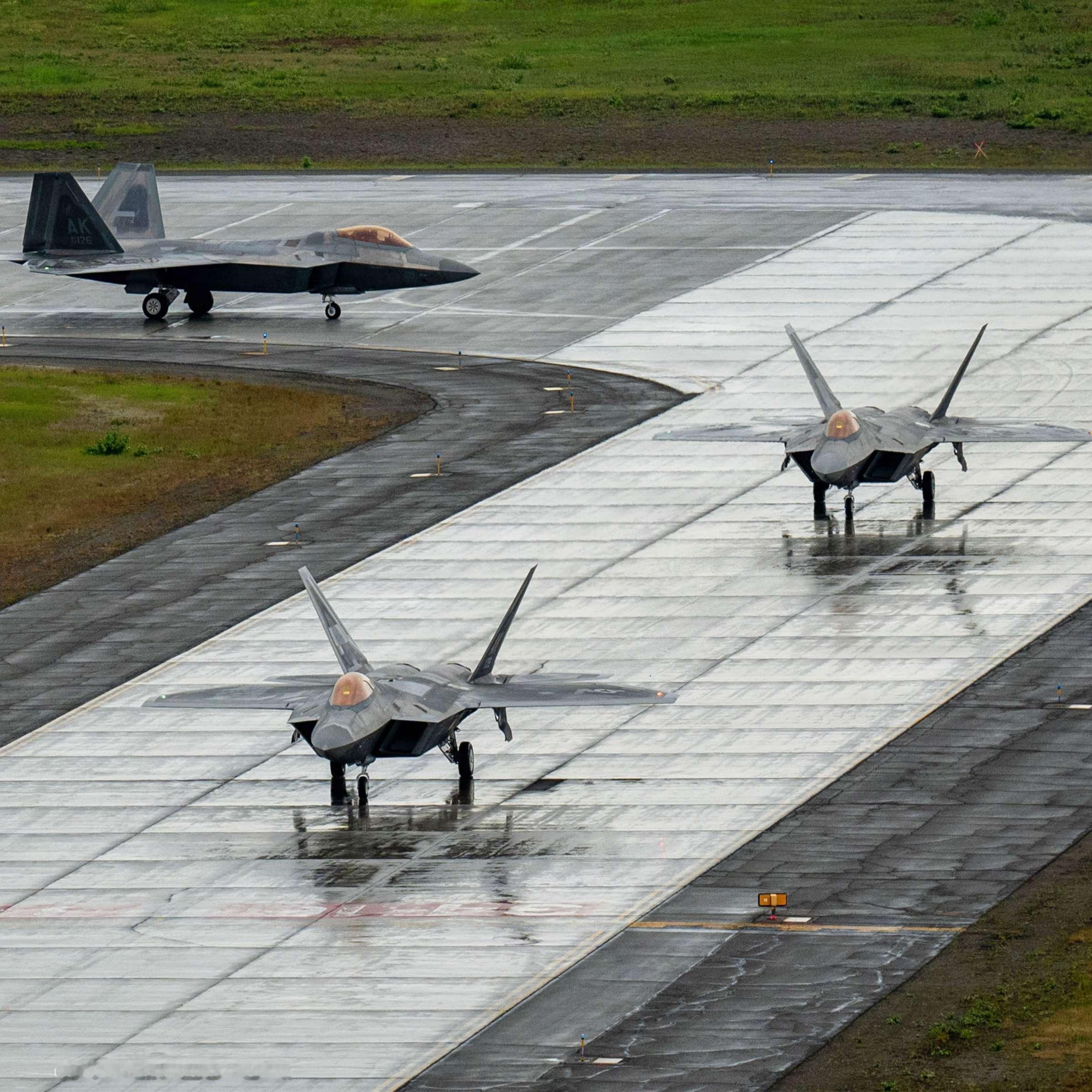 雨后初晴，美空军航空兵某中队迅即组织飞行训练。数架战机呼啸升空，开展编...