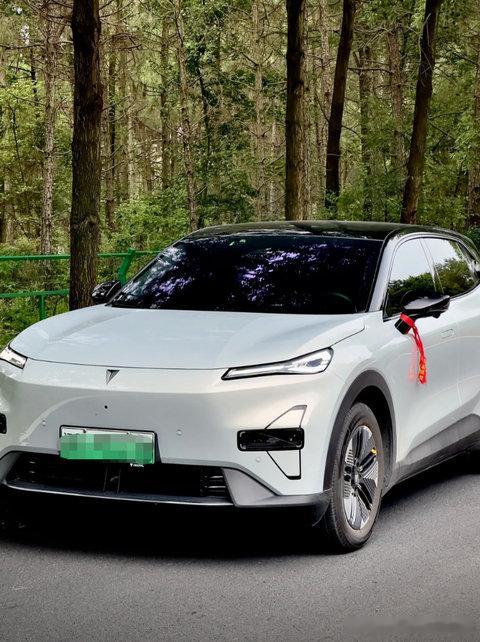 要是手里攥着十万块，你会不会拿下一台既有年轻感又有型的纯电SUV？深蓝这代车型的颜值和配置都挺能打，你们觉得这个价位到底值不值得冲一把？#长安汽车# ​