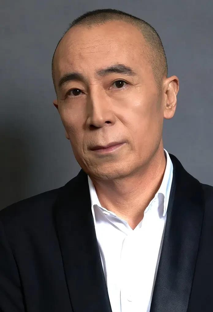 在华语影坛，敢把邓超、段奕宏、黄渤这种顶级男演员往死里折腾，还能让他们在领奖台上心甘情愿道谢的，找不出第二个曹保平。
当年拍那场注射死刑的戏，邓超咬着牙让人把针头真扎进血管推药，冰冷液体往心脏倒灌的那几分钟，全剧组甚至以为他真要交代在现场了。
可结果呢？一座电影节破天荒捧出三个影帝，三个大男人同