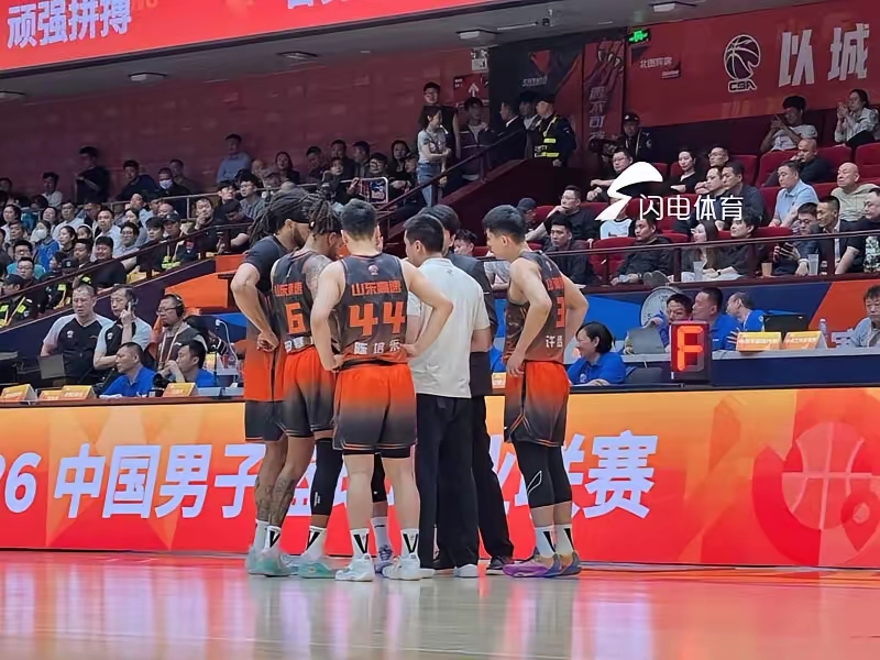 山东高速男篮本赛季高开低走，26胜20负位列第8，邱彪打造的高压防守为...