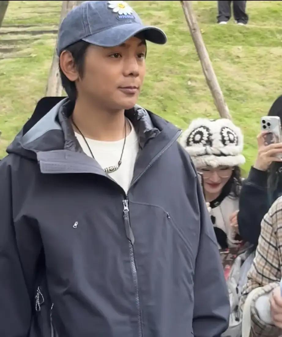 11月21日，邓亚萍与丁真一起现身四川成都麓客岛，丁真戴了昂贵的天珠...