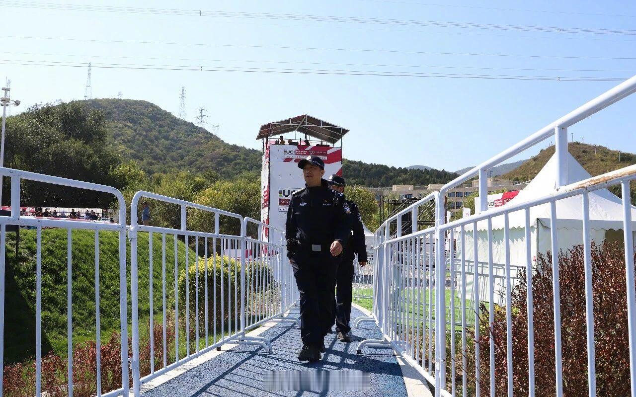 #节日我在岗·守护国泰民安#平安的温度# 门头沟警方紧盯景区、商圈等点位，扎实开展国庆安保工作。 ​