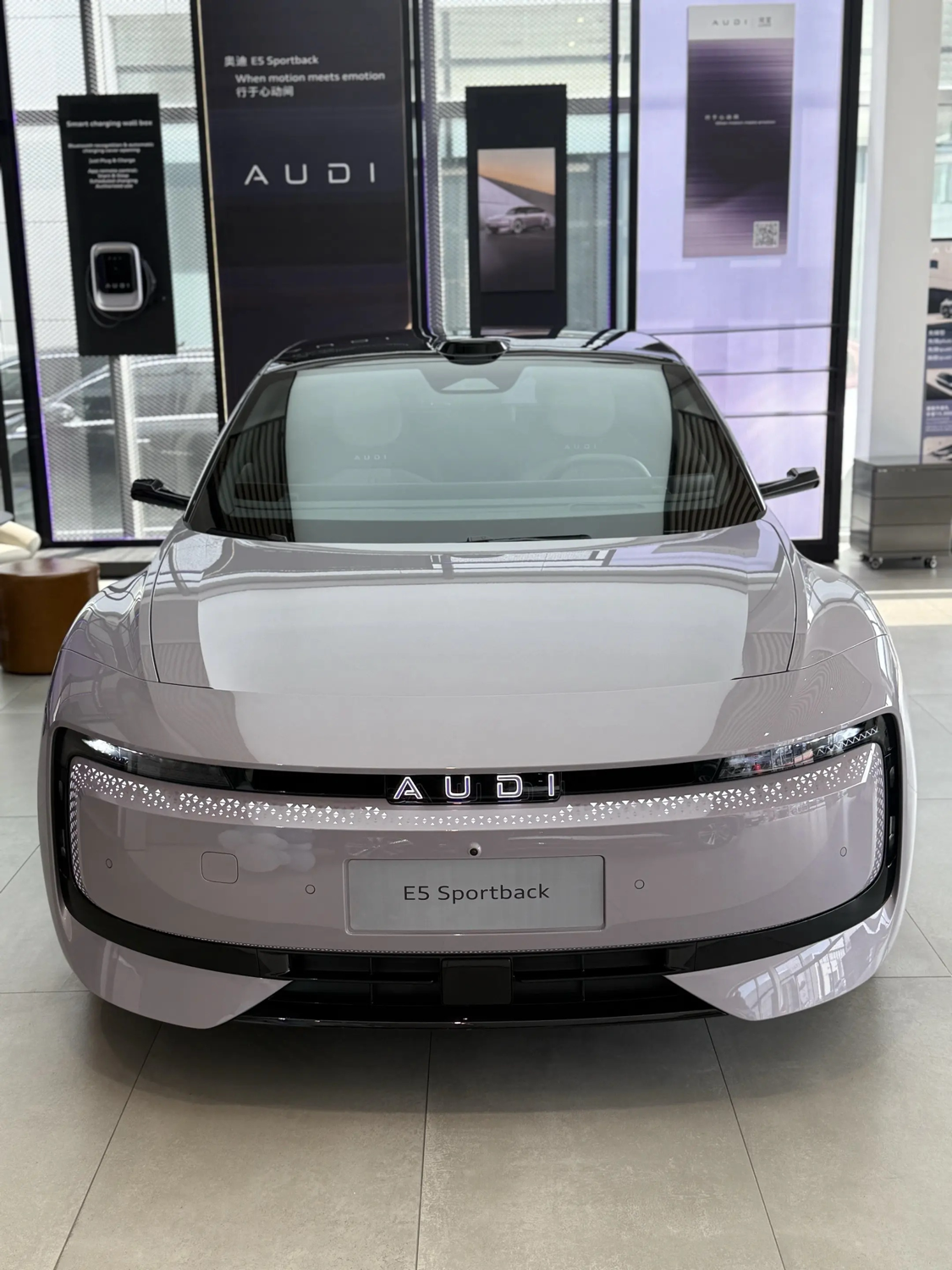 奥迪 E5 试驾：上了高速才知道真实力
到奥迪 4S 店试驾 E5 Sportback，这次规划了一段包含高速和快速路的路线，全程约 80 公里，目的是体验这台车的高速巡航能力、续航表现和底盘操控极限。
静态体验
出发前在 4S 店的充电桩补能，E5 Sportback 全系支持 800V 高压平台