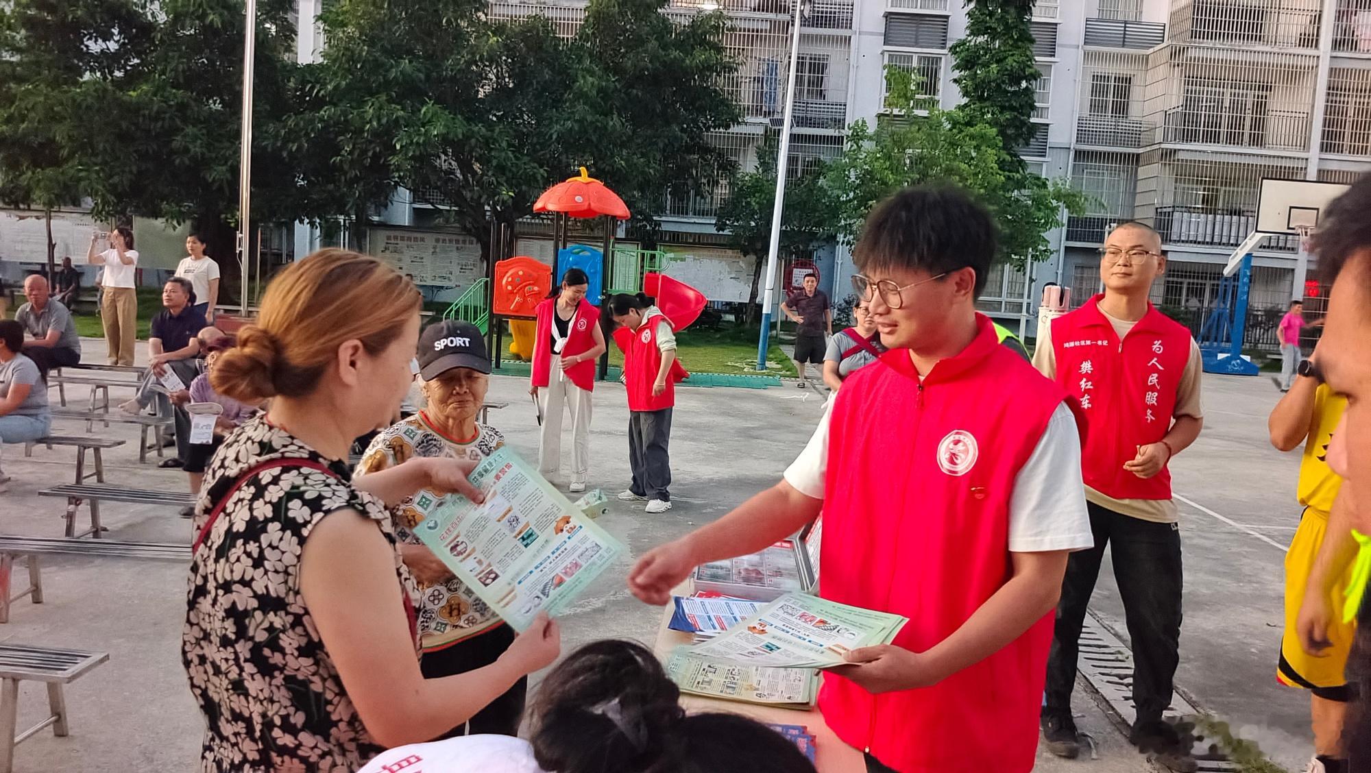 广西禁毒宣传进万家广场社区筑防线】夜幕徐徐降临，禁毒宣传暖心上线。6月...