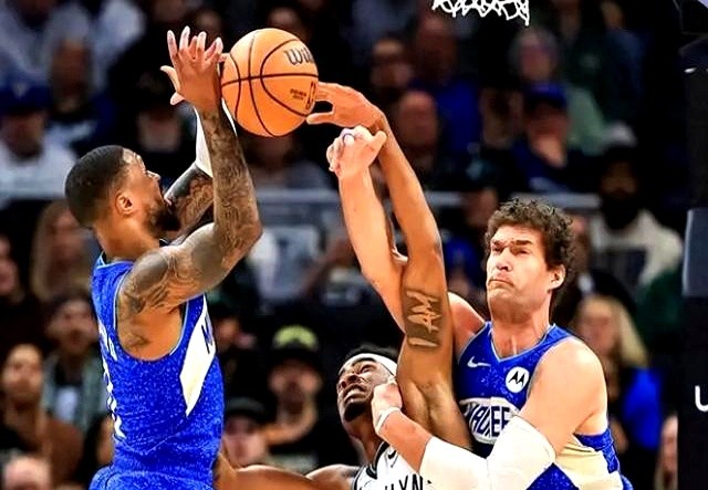 一夜之间，NBA 25支球队一口气裁了75人。

最狠的是，当年掘金的夺冠功臣布鲁斯·布朗，尼克斯说不要就不要，转头留下了怀斯曼；连季前赛场均6分、三分极准的前9号秀索汉，开拓者抬手也给裁了。

没办法，一支队满打满算就15个标准名额，头顶还悬着踩线就冻结首轮签的第二土豪线。现在的NBA冠军光环根本