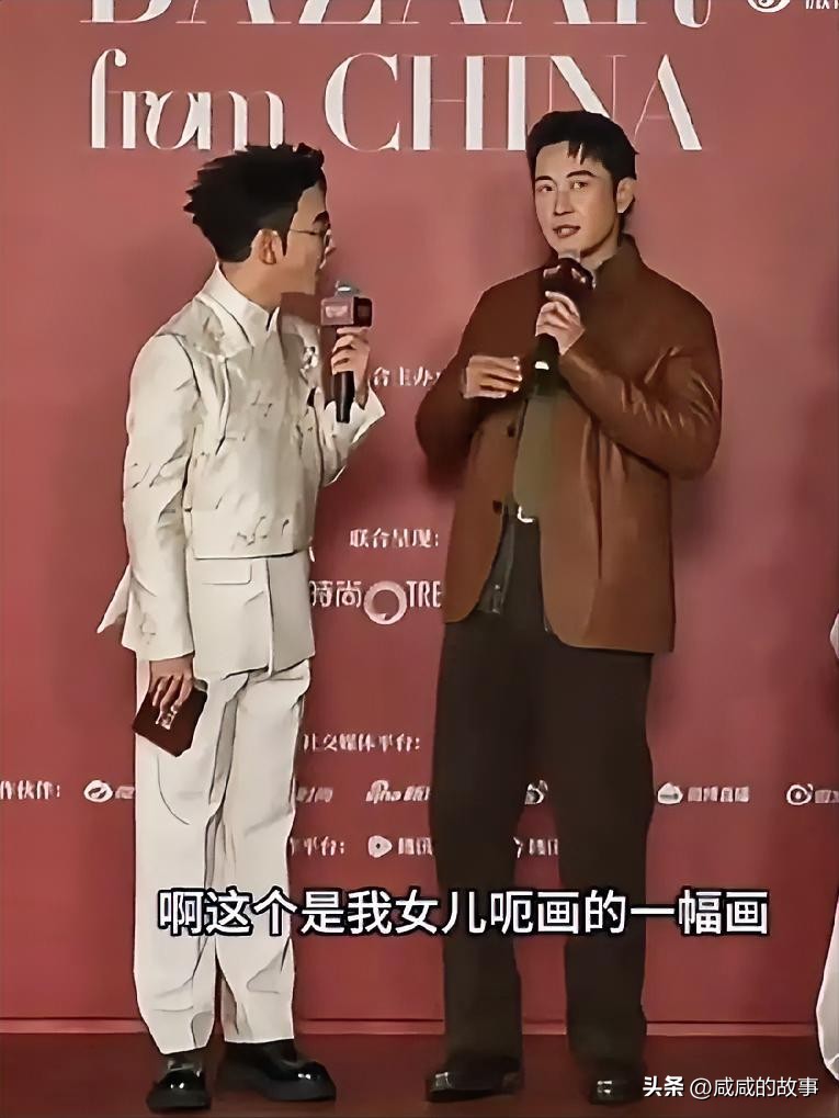 一句“我太太”，打破所有婚变谣言❤️

芭莎盛典红毯上，罗晋的一句话直接温柔刷屏。被问及领带上的图案时，他笑着分享，这是女儿亲手画的画，还自然又郑重地脱口而出：“昨晚我跟我太太还在讨论……”

之前网上一直有婚变传闻，可他从不刻意辩解，随口的称呼，就是最实在的回应。
 
不爱高调秀恩爱，安稳过日子，