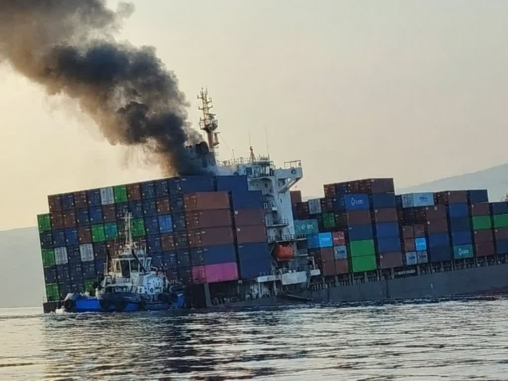 霍尔木兹海峡又炸了：伊朗开火拦船，第二艘超级油轮触雷起火。
伊朗开火拦截船只，第二艘超级油轮触雷起火。消息传出来的时候，布伦特原油的价格曲线几乎是垂直往上拉的。
你品品这个地名。霍尔木兹海峡。全球大约三分之一的海运石油要从这里过。 最窄的地方只有三十多公里，油轮排着队挤过去，像早高峰的地铁。现在，这