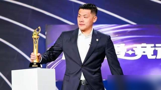 王大雷被按替补席，山东泰山转头5比0把浙江队打花了。
代理主帅唐田接手后干了件狠事，功勋老将不让首发，郑铮、王大雷全坐板凳。他让年轻球员上去疯抢，克雷桑这种大牌外援也得回追到本方禁区。更衣室里没人敢摆谱，资历在拼劲面前一文不值。
结果呢？雨夜主场，泰山踢出了赛季最痛快的一场。唐田赛后夸王大雷是“